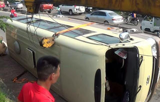 Hà Nội: Xe 29 chỗ lật ngang trên đê