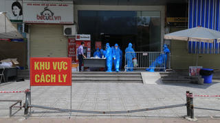 [VIDEO] Lập sở chỉ huy dã chiến tại chung cư đông dân nhất Hà Nội, đưa nhiều F1 đi cách ly