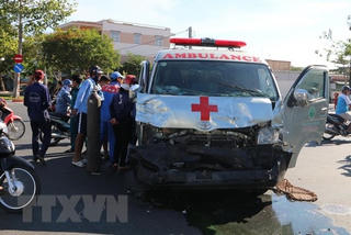 Vượt đèn đỏ, xe cứu thương đâm ôtô bán tải khiến 3 người bị thương