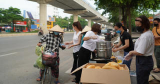 [VIDEO] Ấm lòng với bữa sáng miễn phí cho người lao động nghèo mùa Covid-19