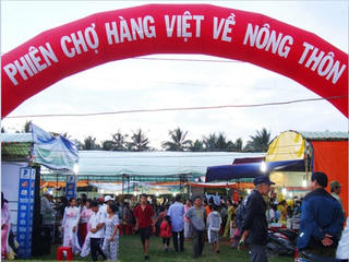 Phiên chợ hàng Việt về nông thôn