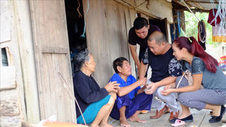 Nhạc sỹ Minh Khang và những người bạn làm từ thiện tại Quảng Bình