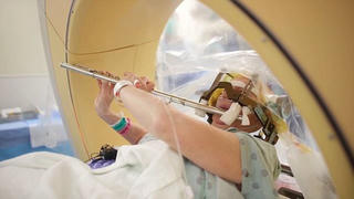 Bệnh nhân vừa mổ não vừa chơi sáo