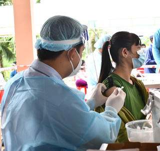 Kiểm soát Covid-19 để khôi phục kinh tế