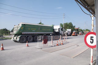 Xe quá tải… vô tư vượt trạm cân