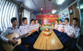 Tết bồng bềnh trên biển xa của chiến sĩ Vùng Cảnh sát biển 2