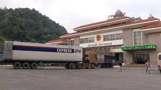 Hàng loạt cửa khẩu dừng tiếp nhận xe hàng