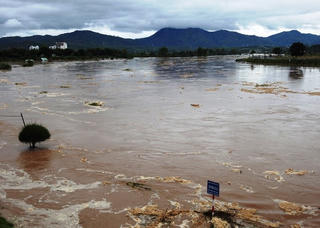 Trung úy bị lũ cuốn khi đang chốt chống dịch Covid-19