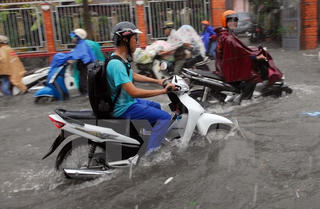 Mưa lớn kéo dài nhiều giờ gây ngập cục bộ ở Thành phố Hồ Chí Minh