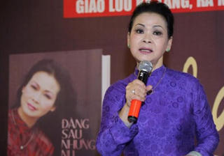 Ca sĩ Khánh Ly giao lưu với khán giả miền Trung và Tây Nguyên