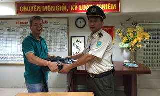 An ninh sân bay Nội Bài: Trả túi có laptop và hơn 70 triệu cho khách bỏ quên