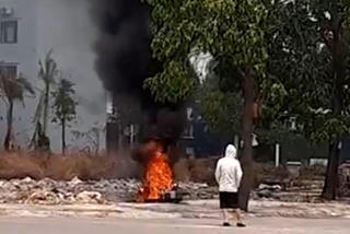 Bình Dương: Cô gái trẻ đốt xe SH trong công viên