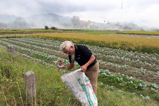 Người tự nguyện thu gom rác thải đồng ruộng
