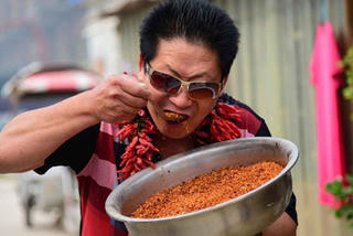 Người đàn ông ăn 2,5kg ớt mỗi ngày