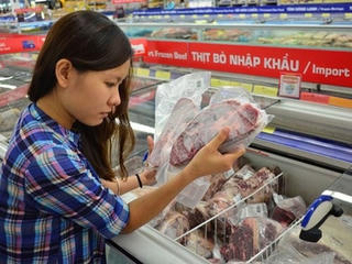 Thịt ngoại lấn át thị trường