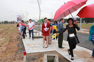 Khách hàng vui mừng nhận bàn giao đất tại dự án Diamond City