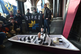 'Bố già' dọa ma Thống đốc