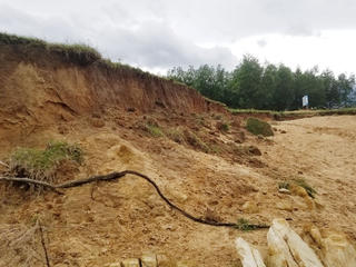 Sạt lở bờ sông khiến người dân bất an