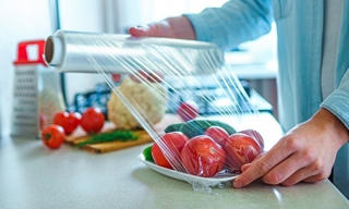 Vì sao khi sử dụng màng bọc thực phẩm không đúng cách sẽ gây hại cho cả gia đình?