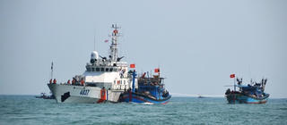 Cảnh sát biển lai dắt 2 tàu cá gặp nạn vào bờ