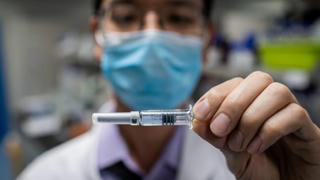 Vaccine ngừa Covid-19: Những cảnh báo mới