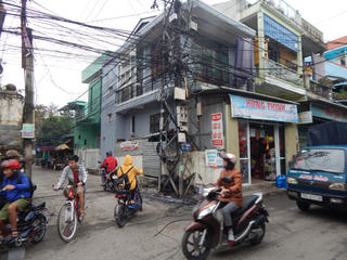 Cột điện bất ngờ bùng cháy dữ dội, người dân hoang mang