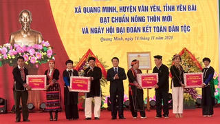 Phó Chủ tịch – Tổng Thư ký Hầu A Lềnh tặng quà đồng bào đất quế