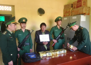 BĐBP bắt quả tang đối tượng vận chuyển 6 kg ma túy đá