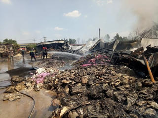 Hàng trăm lính chữa cháy phá tường cứu 11 người mắc kẹt trong hỏa hoạn