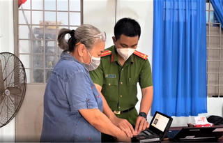 Người dân phấn khởi với căn cước gắn chip tích hợp ‘thẻ xanh’