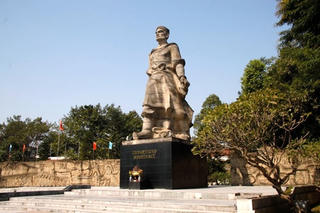 Tượng đài hoành tráng thiếu dấu ấn tác giả