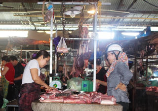 Người nuôi lợn vẫn gặp khó