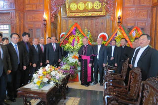 Phó Thủ tướng Thường trực Trương Hòa Bình thăm Tòa Tổng Giám mục Huế