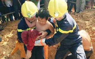 Cứu cháu bé mắc kẹt ở móng cột điện