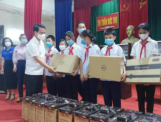 Hà Tĩnh phát động ủng hộ chương trình 'Sóng và máy tính cho em'