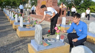 Nhiều hoạt động tri ân hướng về nguồn