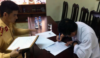 Tài xế xe biển xanh đi ngược chiều trên cầu Nhật Tân trình diện