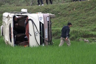 Hành khách hoảng loạn khi xe du lịch bay xuống ruộng