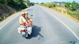 Cảnh sát giao thông dùng súng đạn cao su trấn áp tài xế xe tải