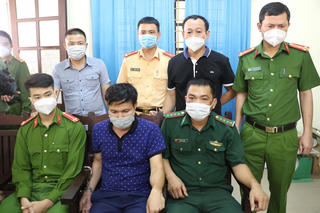 Bắt shipper giả mang gần 30 kg ma túy thật