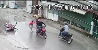 Hình ảnh cô gái bị cướp điện thoại, kéo lê trên đường ở Hóc Môn