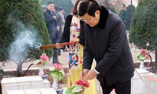 Chủ tịch nước dâng hương các liệt sĩ bảo vệ biên giới phía Bắc