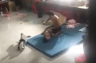 [VIDEO] Tạm giữ cha dượng đánh đập, bạo hành dã man bé trai