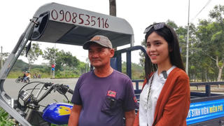 Ông Minh 'cô đơn' dùng tiền được ủng hộ mua tặng xe máy cho sinh viên nghèo