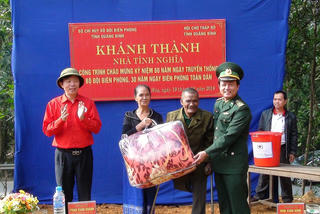 Bàn giao nhà tình nghĩa cho đối tượng chính sách vùng biên giới