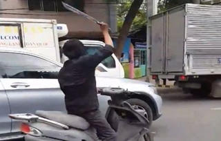 Nam thanh niên chém rụng hàng loạt gương ôtô ở Sài Gòn