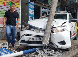 Xe taxi tông hàng loạt xe máy, húc gẫy cột điện