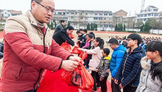 Trường học thưởng… thịt lợn cho học sinh giỏi