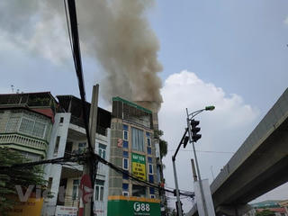 Hà Nội: Đang cháy quán karaoke trên phố Hào Nam