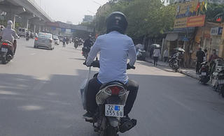 [ẢNH] Nhiều taxi, xe máy dùng chiêu trò che biển số tránh 'phạt nguội'